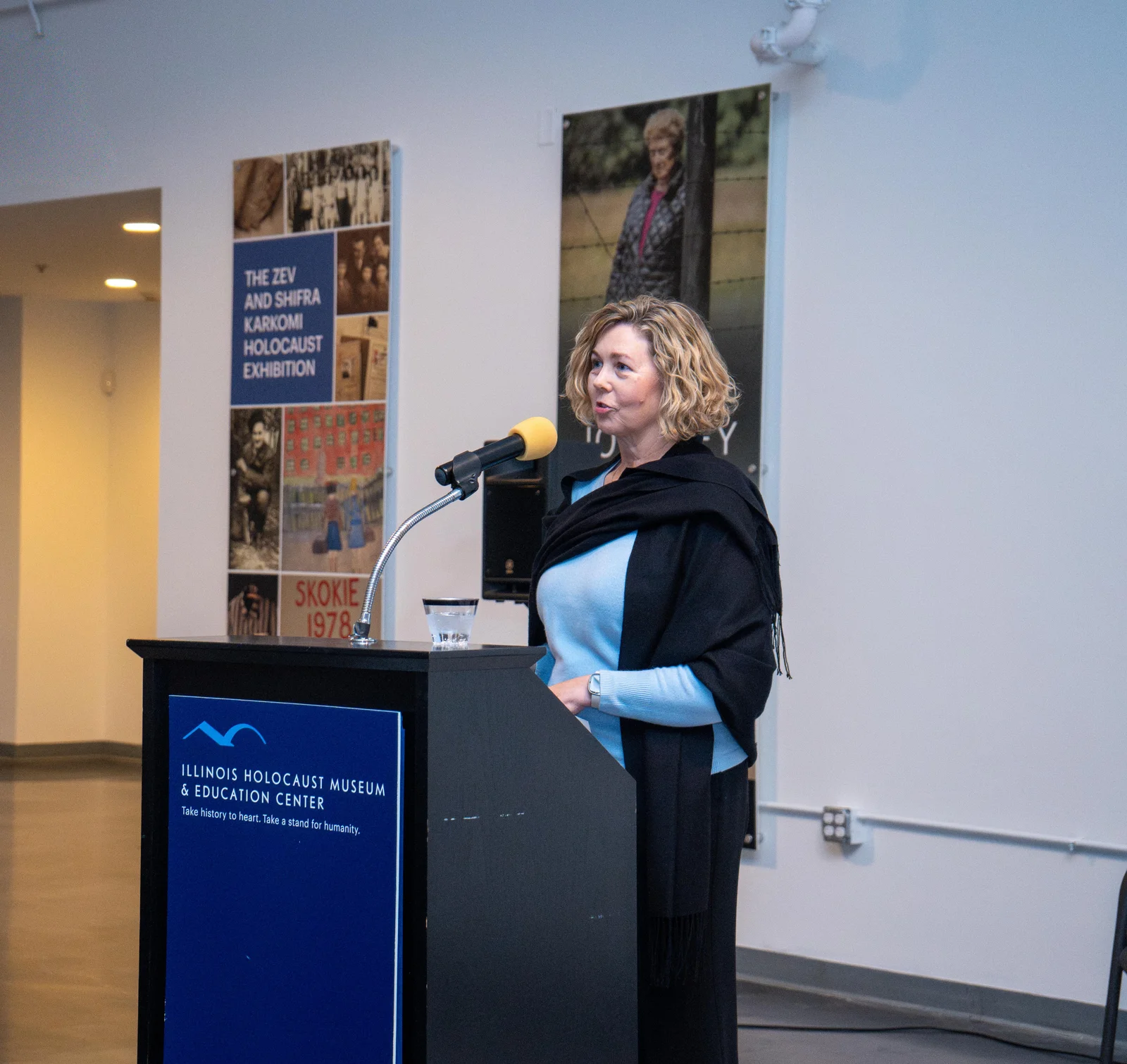 Speaker at the lectern at the Illinois Holocaust Museum